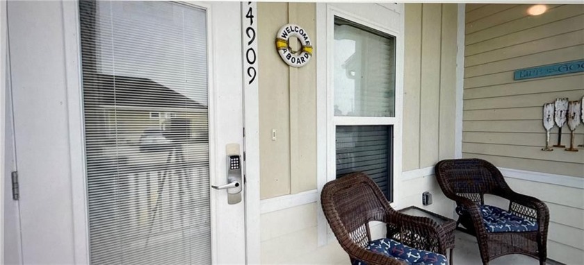 This fully furnished  Island townhome is within walking distance - Beach Townhome/Townhouse for sale in Corpus Christi, Texas on Beachhouse.com