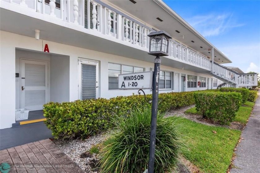 Fantastic Opportunity in Century Village! Incredible Price o - Beach Condo for sale in West Palm Beach, Florida on Beachhouse.com