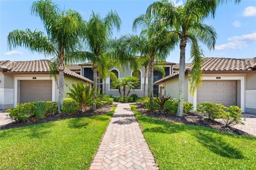 IMMEDIATE FULL GOLF MEMBERSHIP with this 1st floor condo in - Beach Condo for sale in Naples, Florida on Beachhouse.com