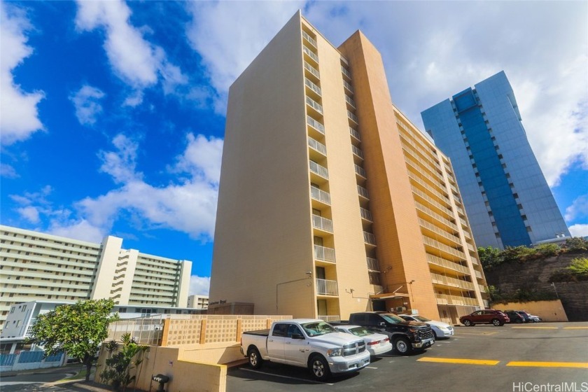 High floor unit with cool mountain breezes.  This unit has a - Beach Condo for sale in Honolulu, Hawaii on Beachhouse.com