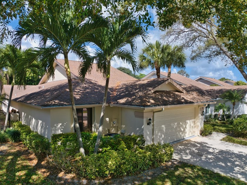 Paradise found in the River community of Jupiter! This - Beach Home for sale in Jupiter, Florida on Beachhouse.com