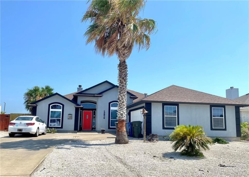 Beautiful Island home with pool sized back yard. Open and airy - Beach Home for sale in Corpus Christi, Texas on Beachhouse.com