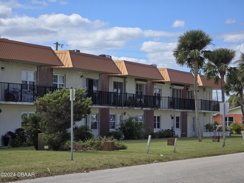 Discover great beachside living in sunny Ormond by the Sea! This - Beach Condo for sale in Ormond Beach, Florida on Beachhouse.com