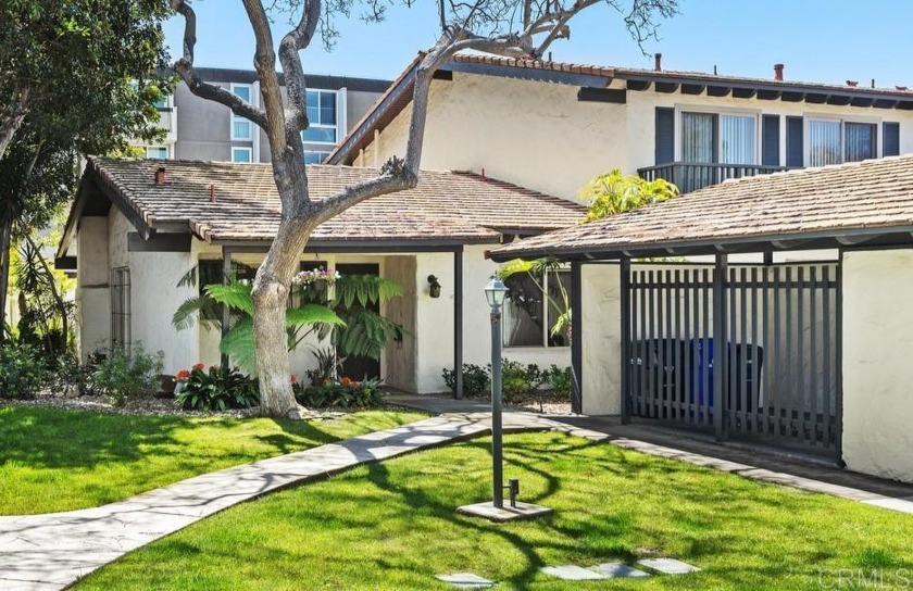Extremely rare opportunity - charming single level end unit - Beach Townhome/Townhouse for sale in San Diego, California on Beachhouse.com