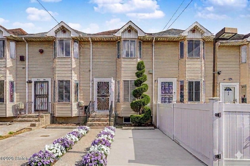 Discover this spacious tri-level townhouse situated on a quiet - Beach Home for sale in Staten Island, New York on Beachhouse.com