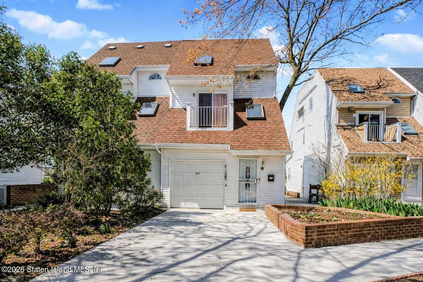 Welcome to 105 Tompkins Circle, a beautifully maintained - Beach Home for sale in Staten Island, New York on Beachhouse.com
