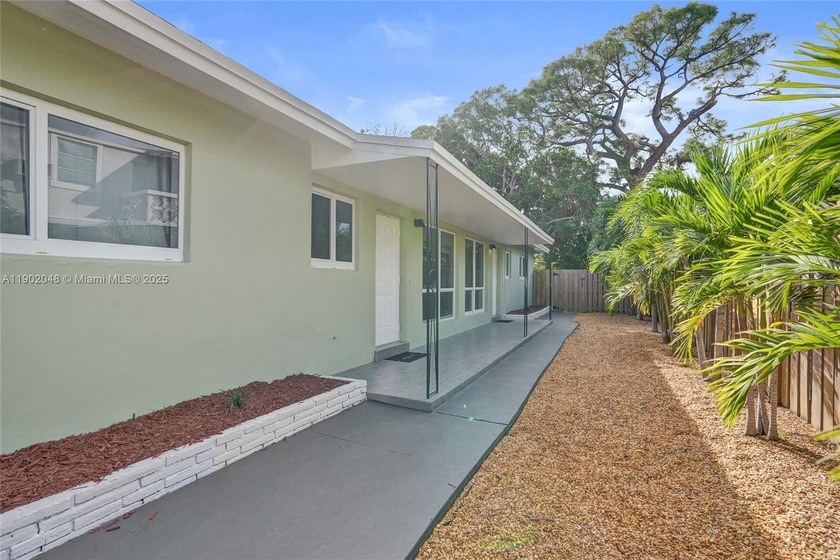 Exceptional opportunity to own a 2BD/2BA turnkey duplex, 1.0m - Beach Townhome/Townhouse for sale in Fort Lauderdale, Florida on Beachhouse.com