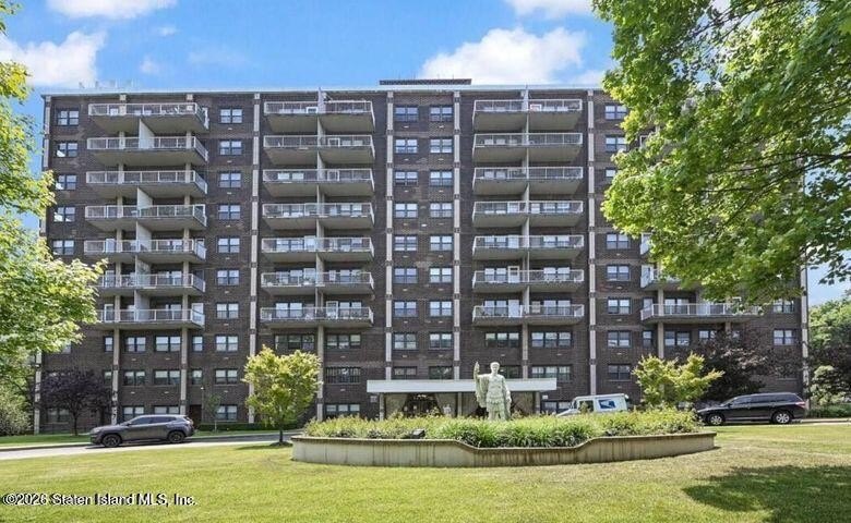 Nice studio with a terrace overlooking Silver Lake Golf course - Beach Lot for sale in Staten Island, New York on Beachhouse.com