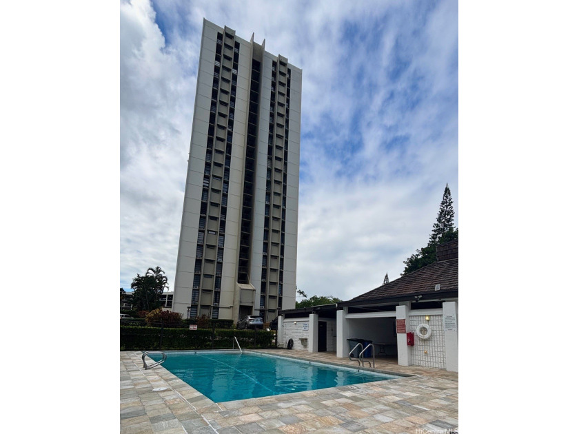 Excellent location, minutes to Pearl ridge shopping Center - Beach Condo for sale in Aiea, Hawaii on Beachhouse.com