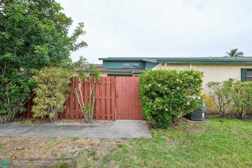 This 2-bedroom, 2-bath townhouse offers 1,098 sq ft of - Beach Townhome/Townhouse for sale in Palm Springs, Florida on Beachhouse.com