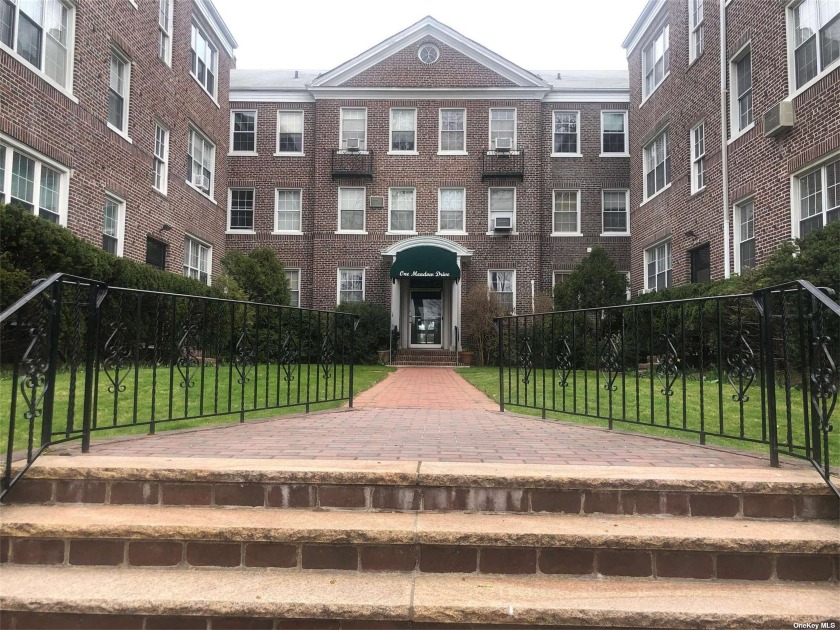 Beautiful & Spacious 2 Bedroom Apartment Across From The Golf - Beach Apartment for sale in Woodmere, New York on Beachhouse.com
