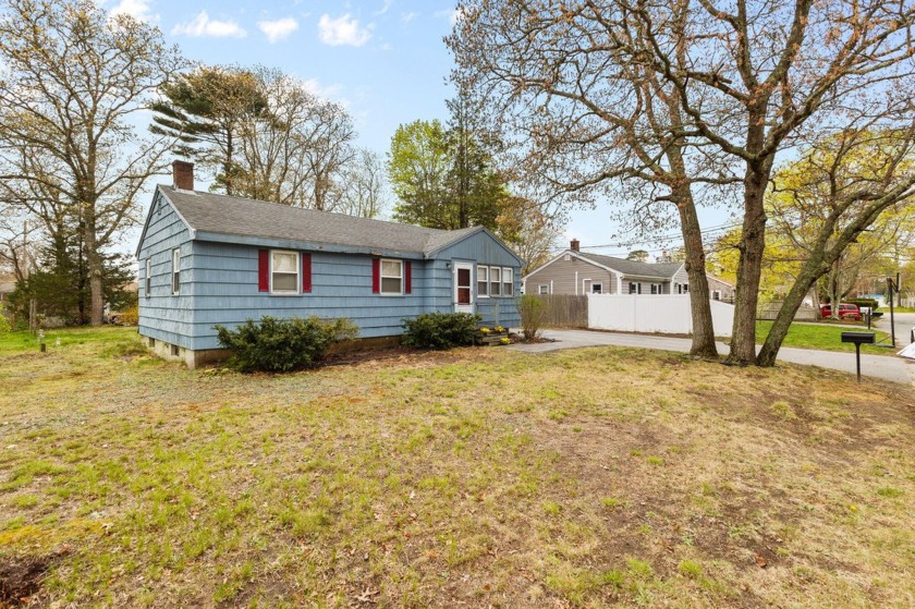 Ranch with 3 bedrooms in Indian Mound Beach. About 3/10 mi to - Beach Home for sale in Buzzards Bay, Massachusetts on Beachhouse.com