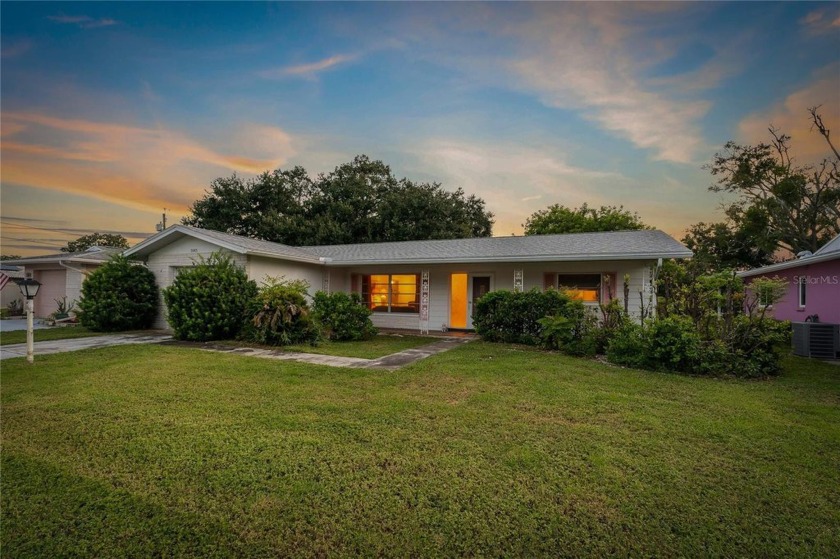 NOT IN A FLOOD ZONE! Just went through 2 Named Hurricanes and - Beach Home for sale in Clearwater, Florida on Beachhouse.com