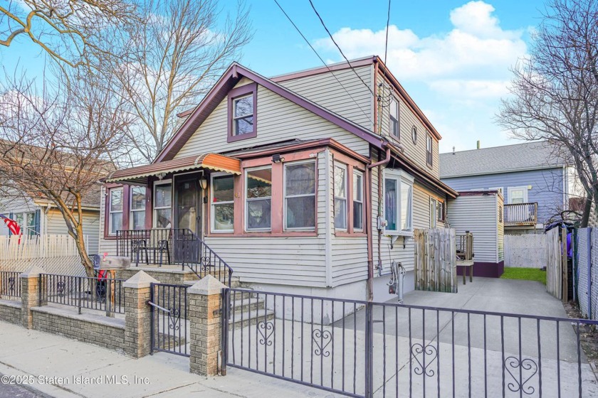 Welcome to 41 Center Place! A charming one-family detached - Beach Home for sale in Staten Island, New York on Beachhouse.com