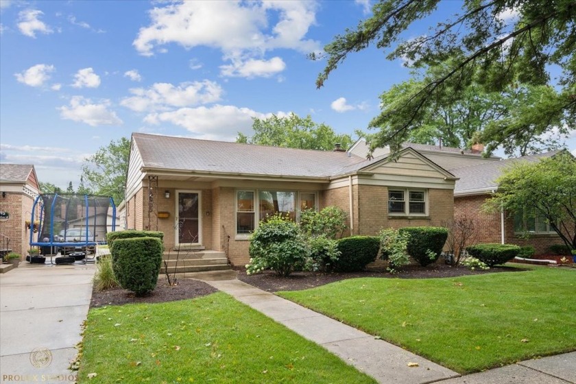 Available immediately!  Wonderfully cared for and Expanded ranch - Beach Home for sale in Skokie, Illinois on Beachhouse.com