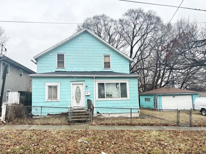 ***Attention Rehabbers!*** Fix Up Or Tear Down & Build New. Nice - Beach Home for sale in Waukegan, Illinois on Beachhouse.com