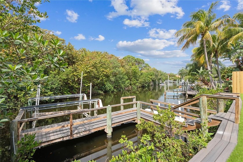Spectacular location with King Bed Suite! Private Dock with lift - Beach Home for sale in Palm Beach Gardens, Florida on Beachhouse.com