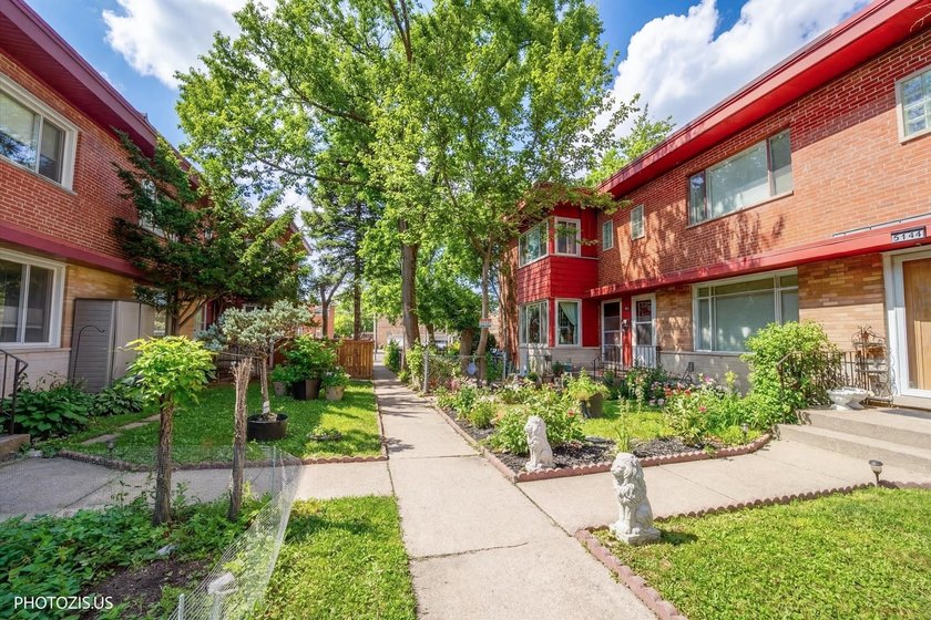 Rarely available no HOA ,brick end-unit townhouse that truly - Beach Townhome/Townhouse for sale in Skokie, Illinois on Beachhouse.com