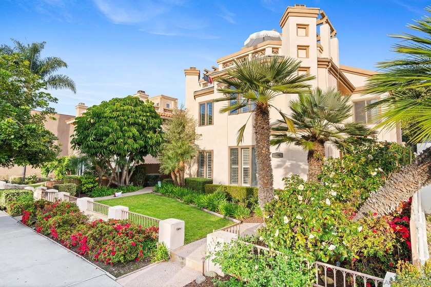 Nestled in the heart of La Jolla Village, this luxury townhome - Beach Condo for sale in La Jolla, California on Beachhouse.com