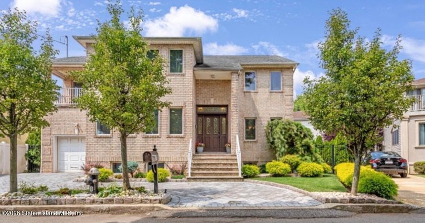 Welcome to 31 4th Court! This stunning 1-family colonial, is - Beach Home for sale in Staten Island, New York on Beachhouse.com