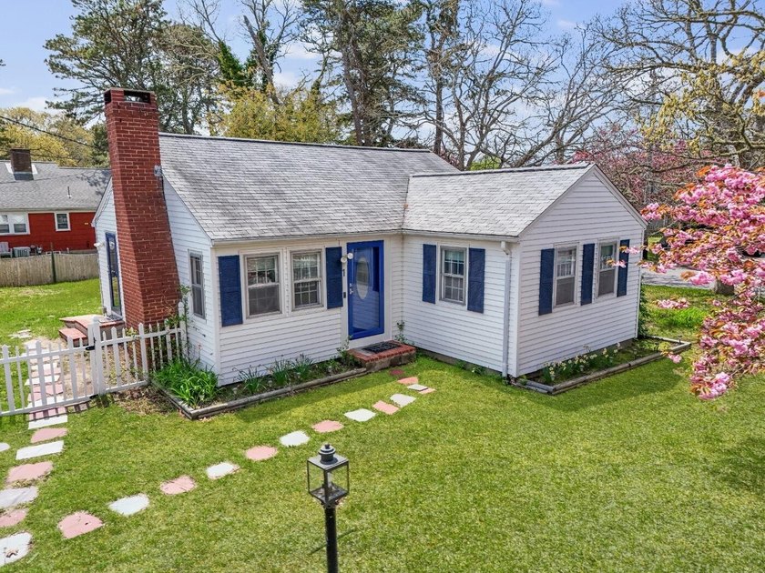 Charming and move-in ready 2 bedroom Cape cottage on corner lot - Beach Home for sale in Dennis Port, Massachusetts on Beachhouse.com