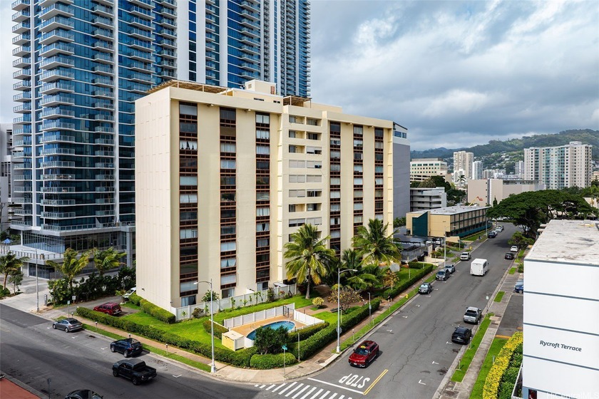 100% hurricane-insured building! High-floor corner unit in a - Beach Condo for sale in Honolulu, Hawaii on Beachhouse.com