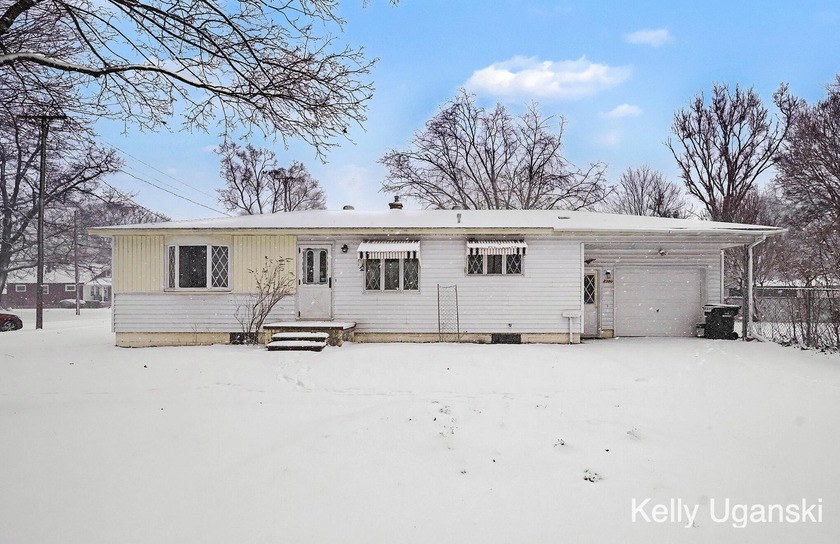 Very well maintained 3 bedroom & 2 full bath ranch style home - Beach Home for sale in Muskegon, Michigan on Beachhouse.com