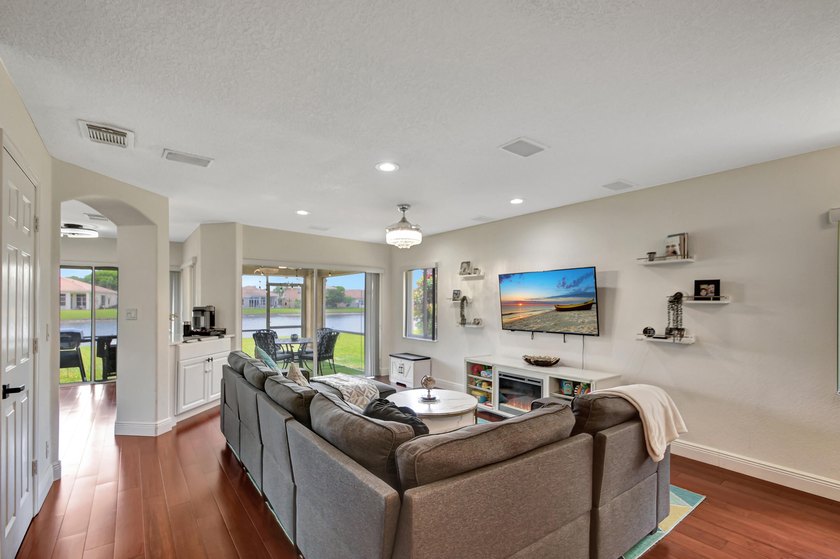 RENOVATED CORNER UNIT: 4BR/2.5BA w/ WATERFRONT FOUNTAIN views in - Beach Townhome/Townhouse for sale in West Palm Beach, Florida on Beachhouse.com