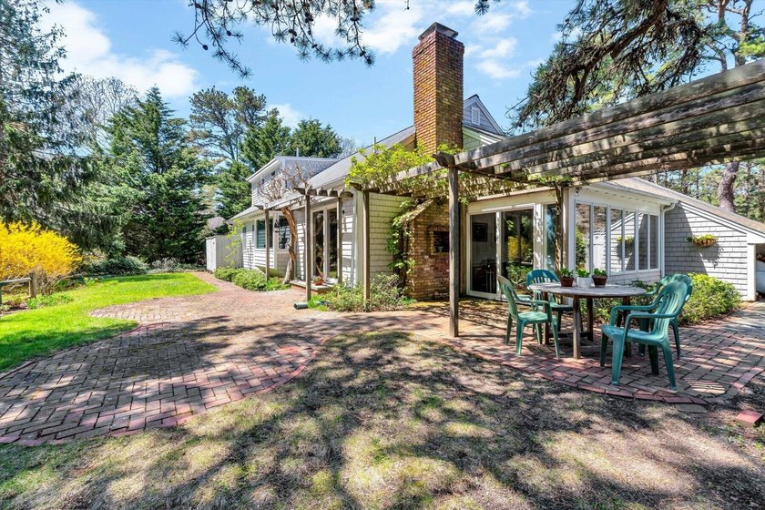 This lovely 3-bdrm home is just 2/10 mile to the Bay and the - Beach Home for sale in Brewster, Massachusetts on Beachhouse.com