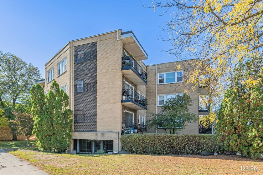 Discover this stunning, top-floor condo that seamlessly blends - Beach Home for sale in Skokie, Illinois on Beachhouse.com