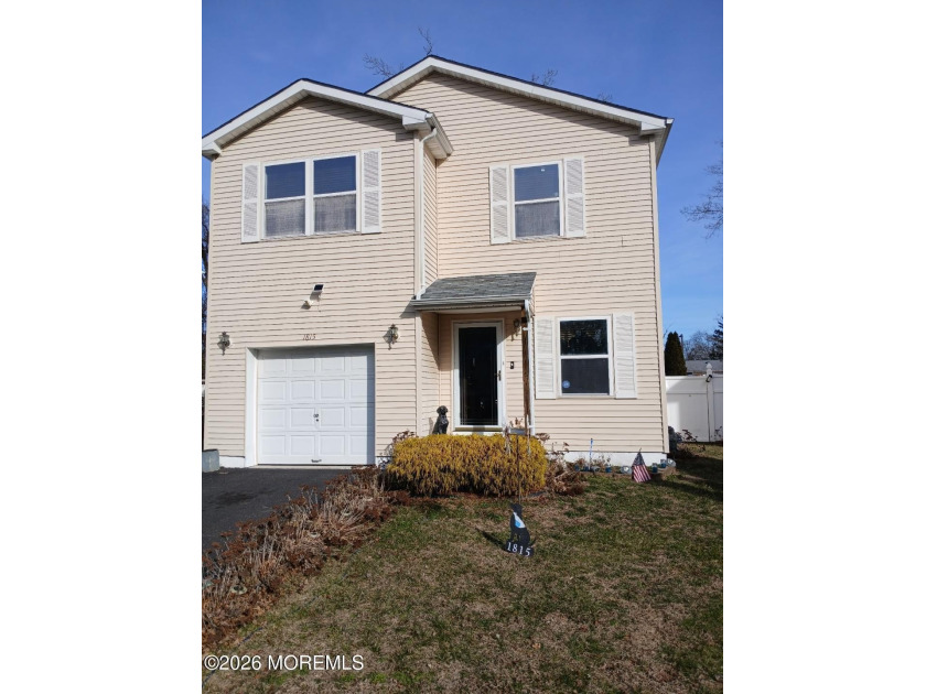 spacious 3 bedroom ,2 and half bath colonial. central air - Beach Home for sale in Neptune, New Jersey on Beachhouse.com