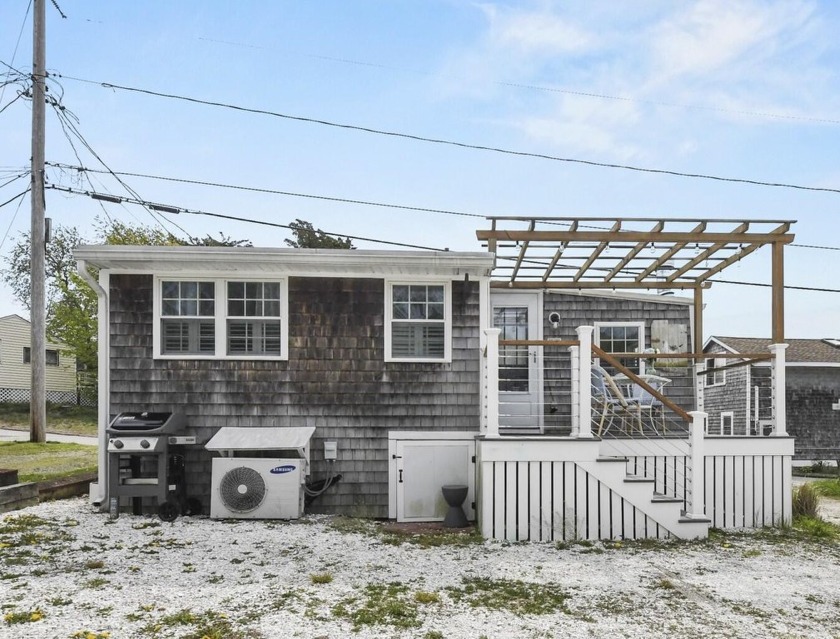 Fall in love with this super cute, beachy year-round cottage in - Beach Condo for sale in Buzzards Bay, Massachusetts on Beachhouse.com