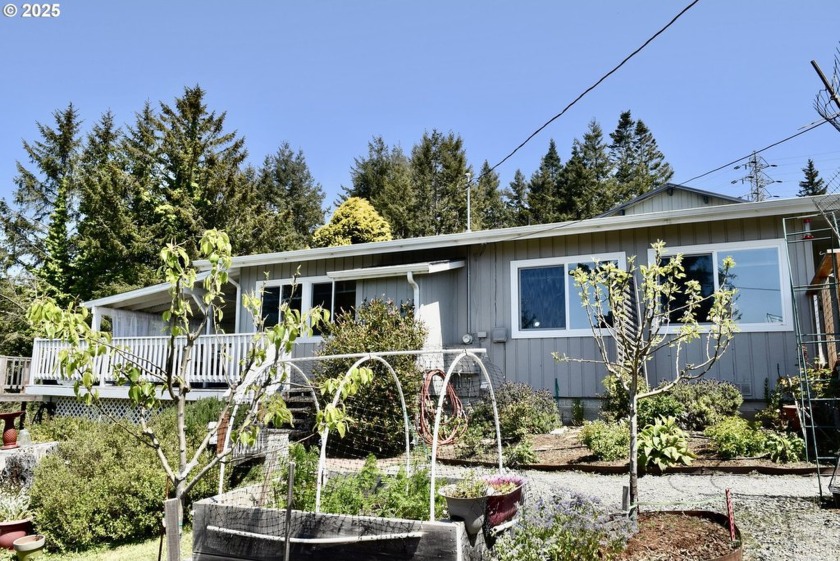This remodeled and updated home offers a perfect blend of - Beach Home for sale in Gold Beach, Oregon on Beachhouse.com