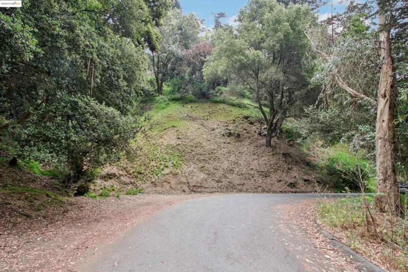 Fantastic parcel in Piedmont Pines! This upslope lot on Girvin - Beach Lot for sale in Oakland, California on Beachhouse.com