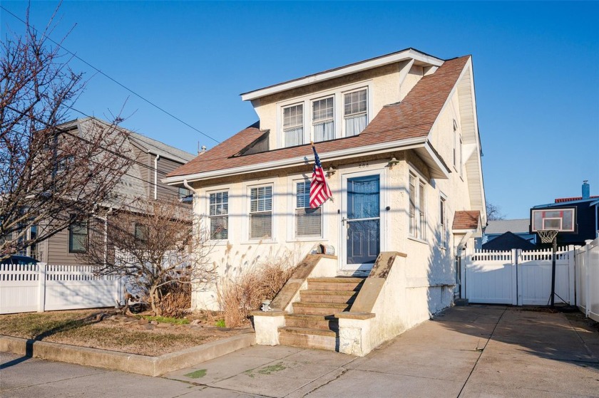 This delightful stucco home is just blocks from the beach and - Beach Home for sale in Long Beach, New York on Beachhouse.com