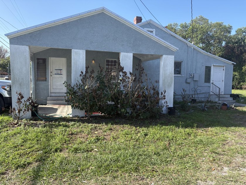Charming 2-bedroom, 1-bath home located in a highly desirable - Beach Home for sale in Fort Pierce, Florida on Beachhouse.com