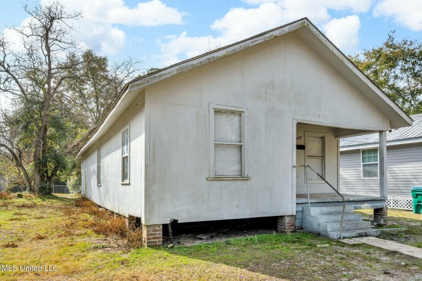 Great investment property! The property features a new range and - Beach Home for sale in Gulfport, Mississippi on Beachhouse.com