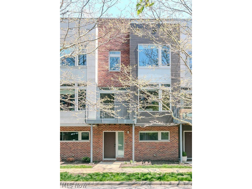 Stunning, Fully Renovated Townhome in Sought-After Battery Park - Beach Condo for sale in Cleveland, Ohio on Beachhouse.com
