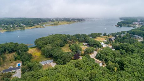 One level living sited  on a  beautiful  3.25 acres rolling - Beach Home for sale in Biddeford, Maine on Beachhouse.com