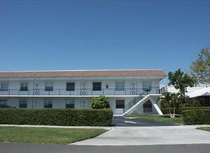 Beautiful corner 2/2 condo unit. close proximity to shopping - Beach Condo for sale in North Palm Beach, Florida on Beachhouse.com