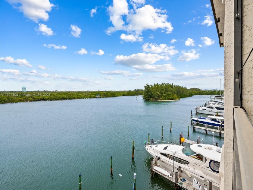 Ideal for boaters! Deeded Dock for up to 30 foot boat. Enjoy - Beach Condo for sale in Hollywood, Florida on Beachhouse.com