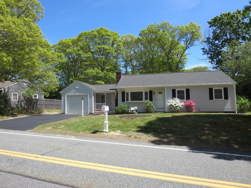 Beautiful 6rm , 3 bd , 1.5 bath , oversized garage ranch in - Beach Home for sale in Centerville, Massachusetts on Beachhouse.com