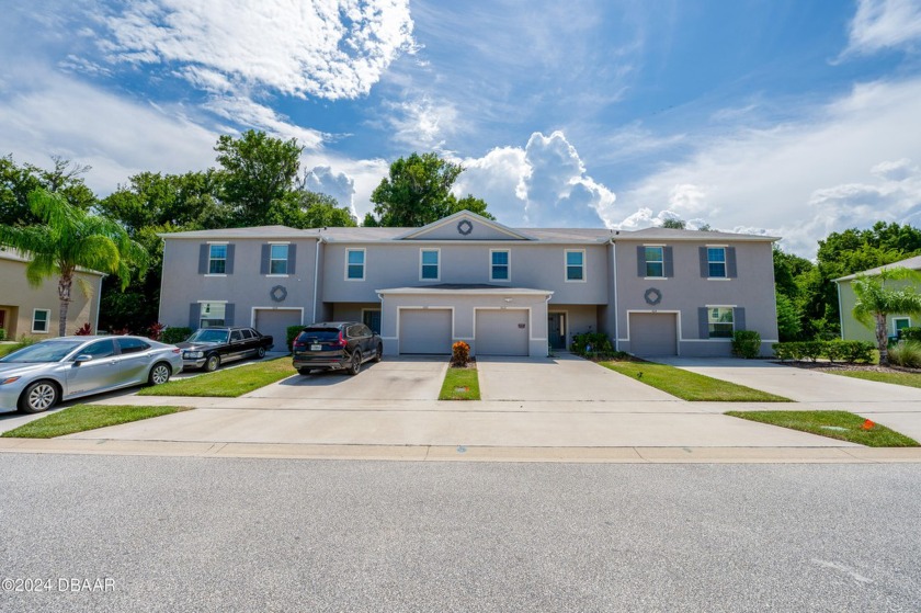 Like New!  Charming and move-in ready, this 2 bedroom, 2.5 - Beach Townhome/Townhouse for sale in Daytona Beach, Florida on Beachhouse.com