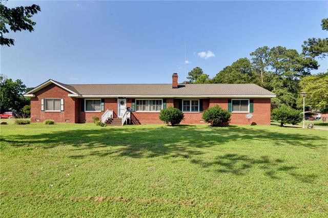 All brick ranch offers highly desired "one level living" - Beach Home for sale in Gloucester, Virginia on Beachhouse.com