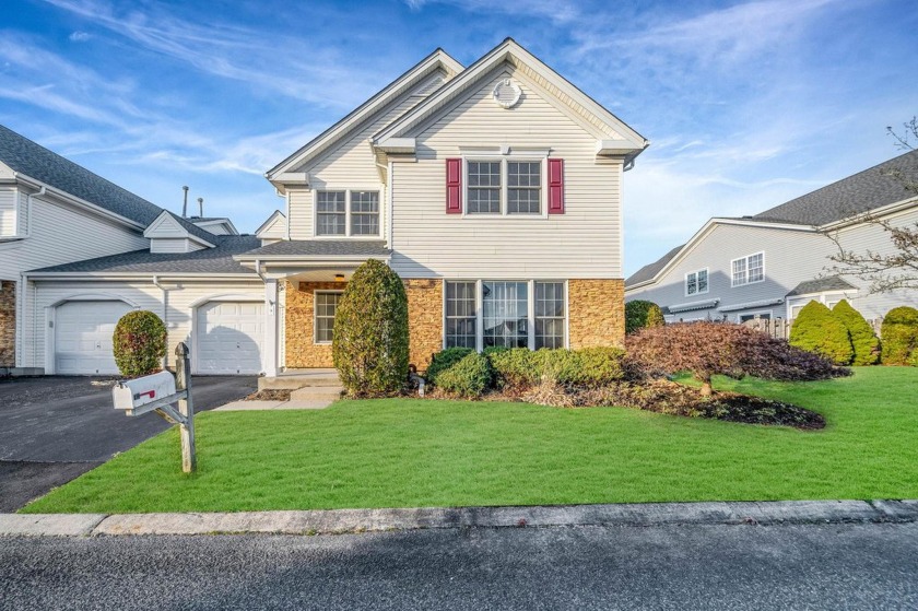 Welcome home to this beautiful move right in, completely - Beach Townhome/Townhouse for sale in Brookhaven, New York on Beachhouse.com