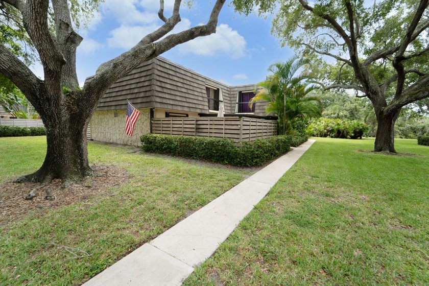 Situated in PGA National at Glenwood Townhomes! 2-bedroom 2- - Beach Townhome/Townhouse for sale in Palm Beach Gardens, Florida on Beachhouse.com
