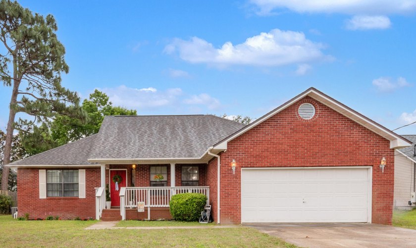 This beautifully maintained 3-bedroom, 2-bath home offers the - Beach Home for sale in Gulf Breeze, Florida on Beachhouse.com