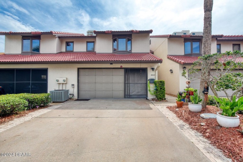 A beachside 3 Bedroom, 2.5 Bath, 2 Car Garage, Townhouse located - Beach Townhome/Townhouse for sale in Daytona Beach Shores, Florida on Beachhouse.com