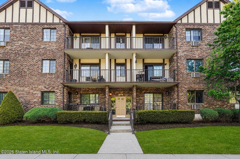 A first floor garden condo in Foxwood Square that comes with the - Beach Condo for sale in Staten Island, New York on Beachhouse.com