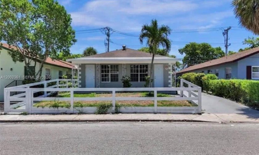Triplex opportunity in Lake Worth featuring three separate units - Beach Townhome/Townhouse for sale in Lake Worth, Florida on Beachhouse.com